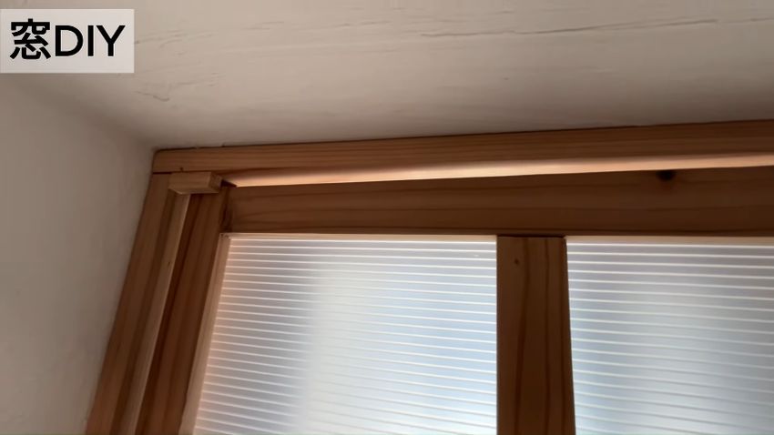 若干の隙間がある額縁と窓フレーム