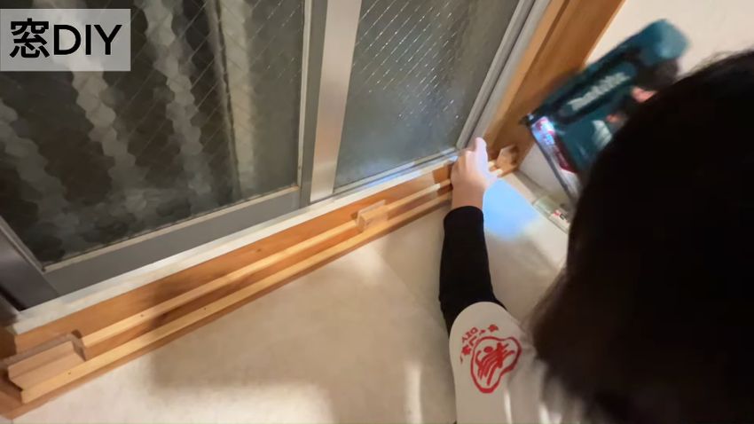 プラダンを貼った木材を挟むようにして3本のレールを取り付ける