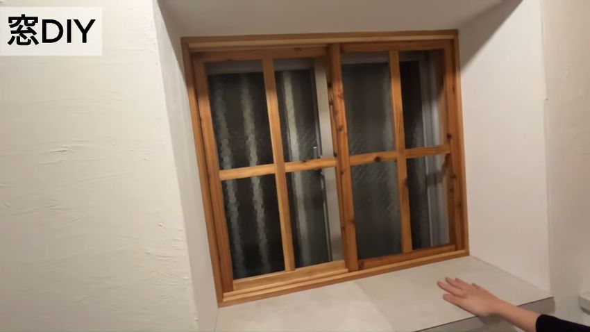 レールに収まった窓フレーム