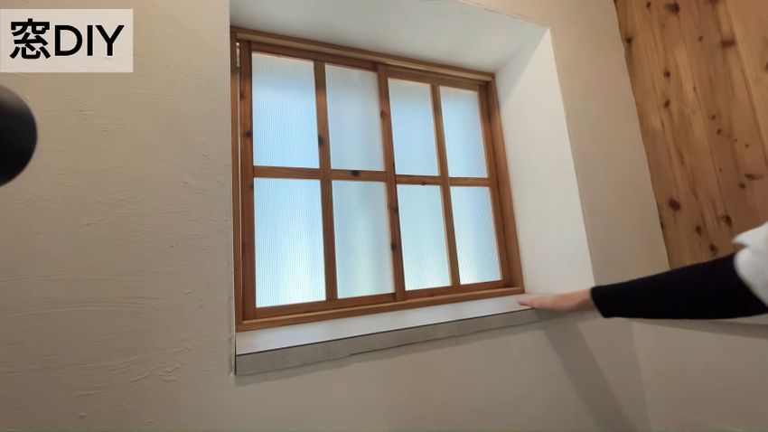 レール部分を隠すための飾りも取り付けた二重窓