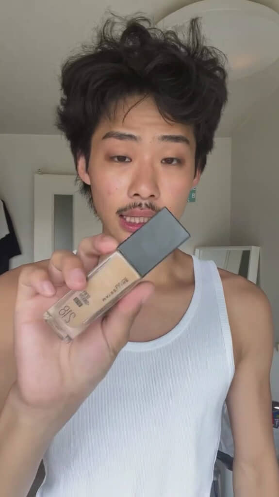 最初はファンデーション