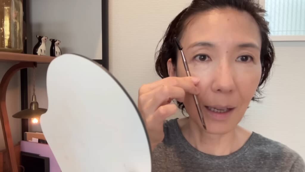 唇と目尻の直線状まで眉尻をかく