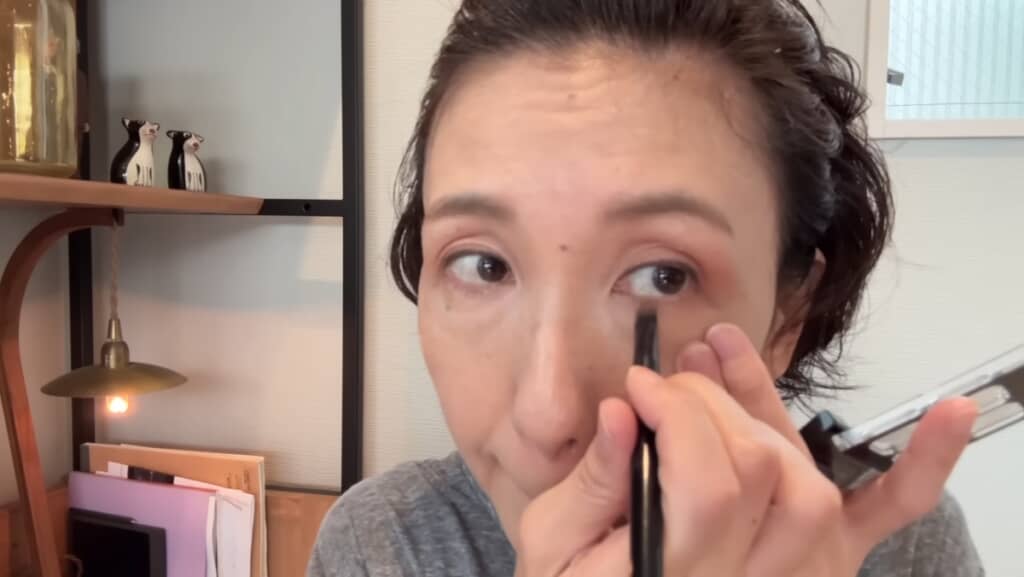 アイシャドウは同色で統一感アップ