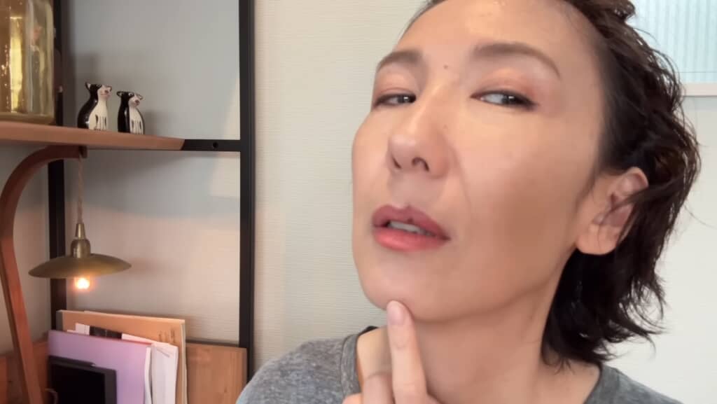 唇の輪郭もはっきりさせる