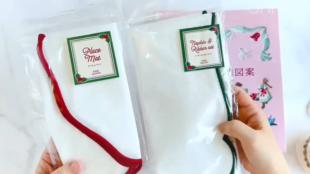 3COINSの「ランチョンマット」（左）と「ナプキン&リボンセット」（右）