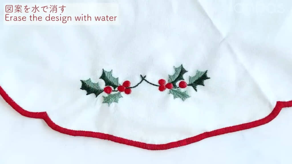 完成したヒイラギの刺しゅう