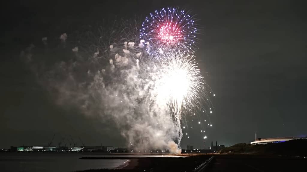 ライブ終盤、次々に打ち上がるカラフルな花火