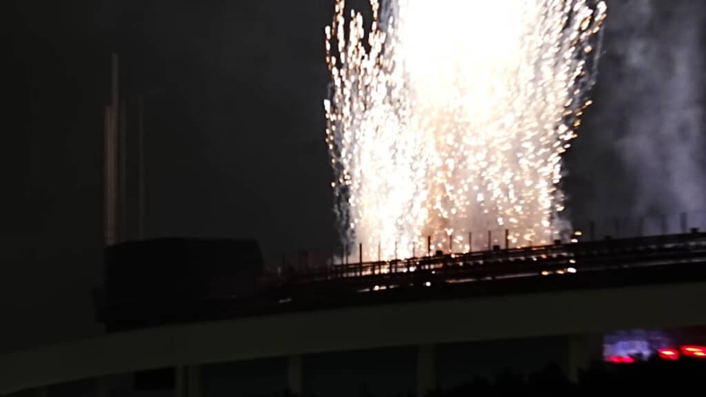 すさまじい爆破演出が！