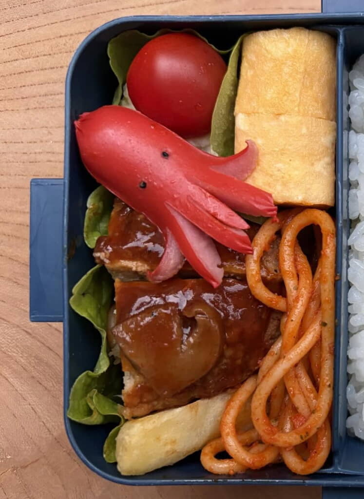 華やかなお弁当のおかずの隣には……