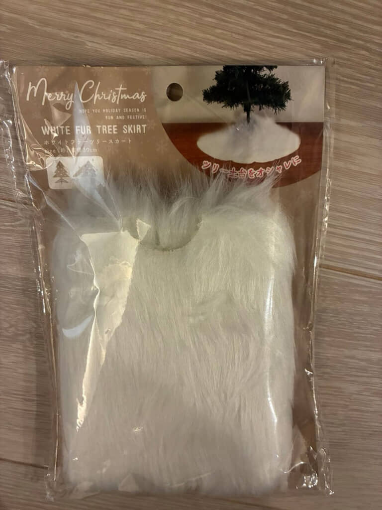 ツリーの土台を雪景色風にして、ホワイトクリスマス気分のはずが……