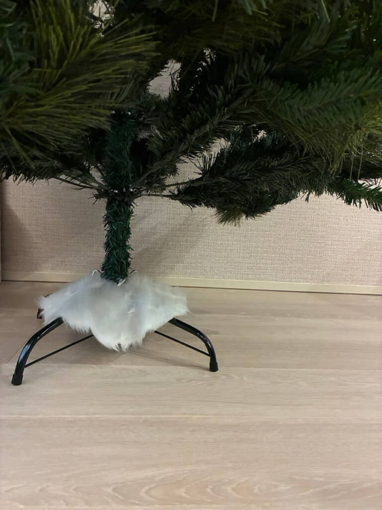 サイズ不足で土台を覆い切れず……暖冬かな？