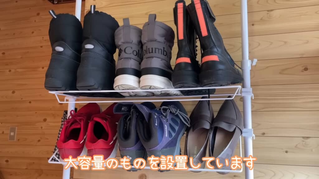 突っ張り式のシューズラック。雪国なので靴の量は多め