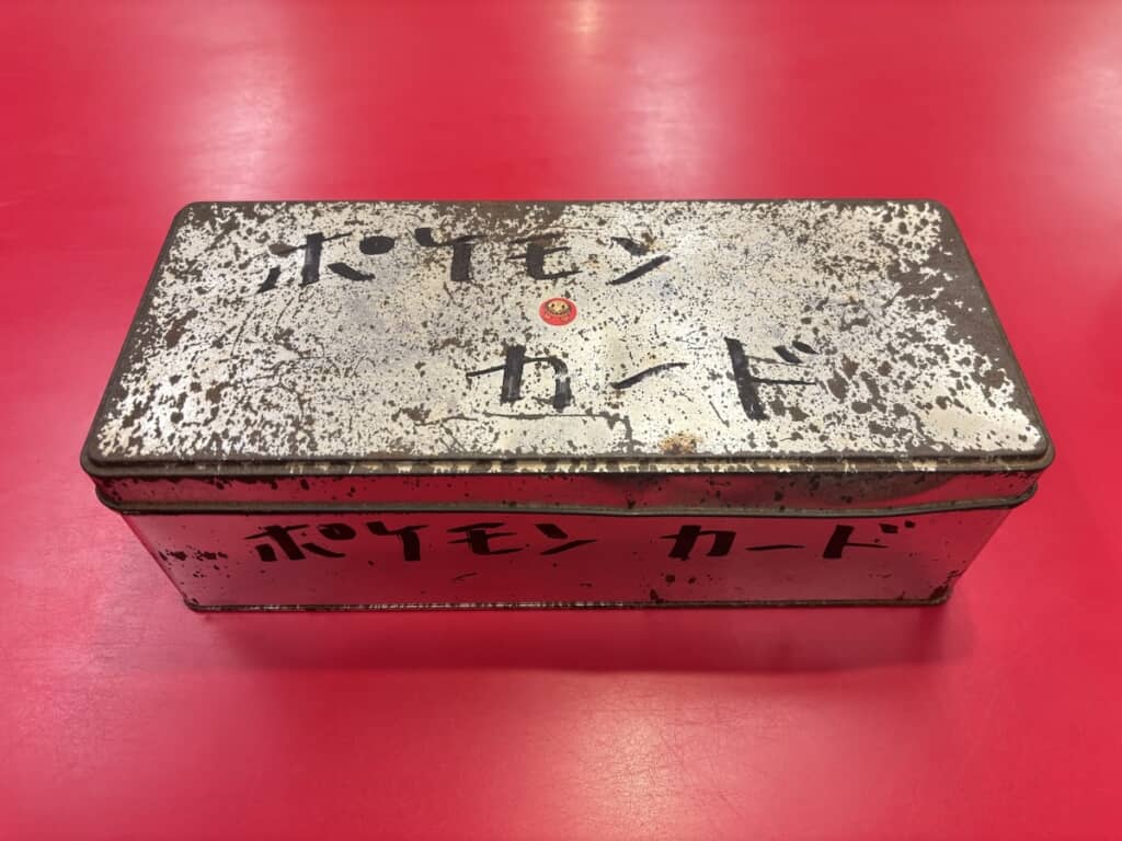 まるでタイムカプセルのようなポケモンカードの箱（画像提供：まぐろ／@mgr_pkcさん）