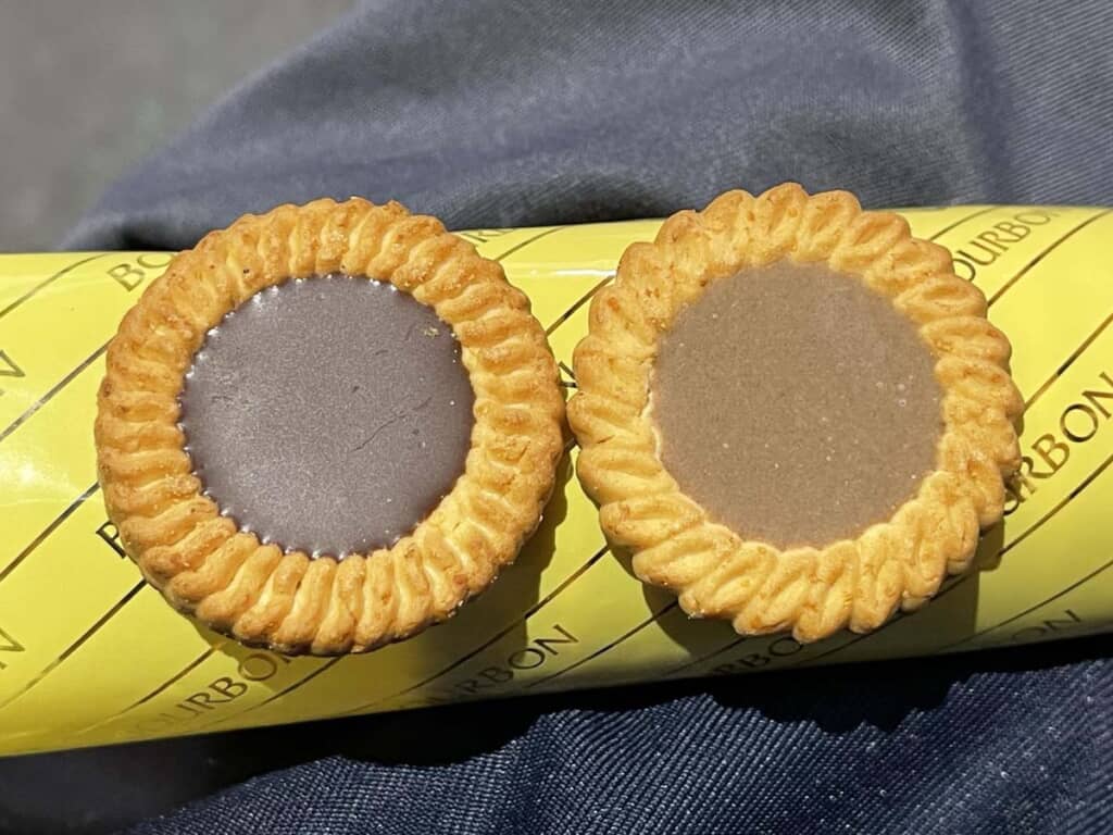 左がチョコ味、右がコーヒー味。よく見ると外周の模様が違う……！