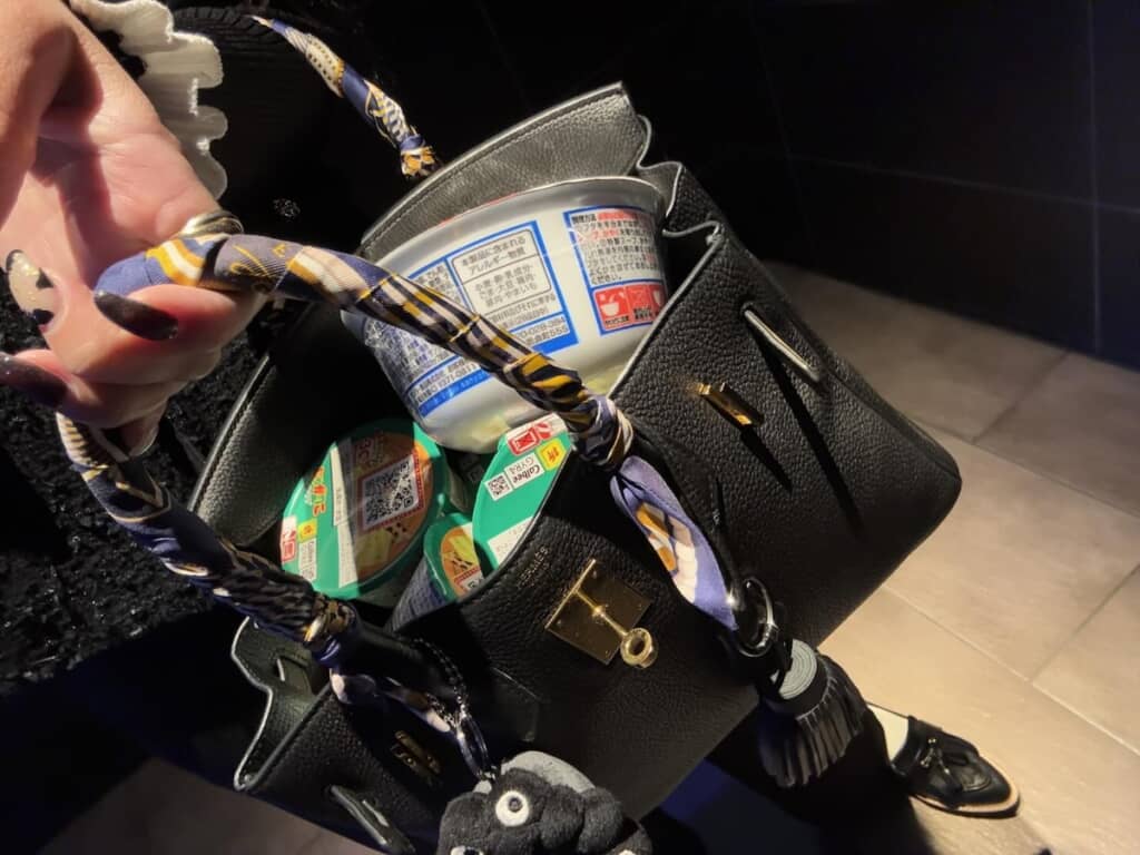 カップ麺にじゃがりこ!?