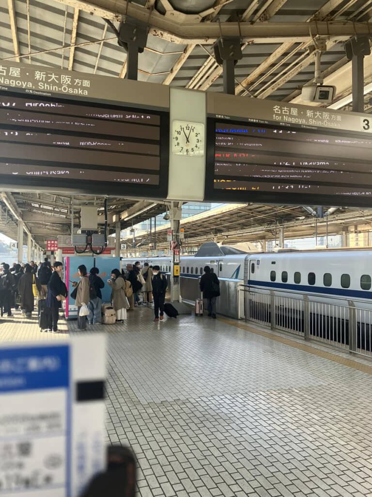 ホームの時計にフォーカスすると……