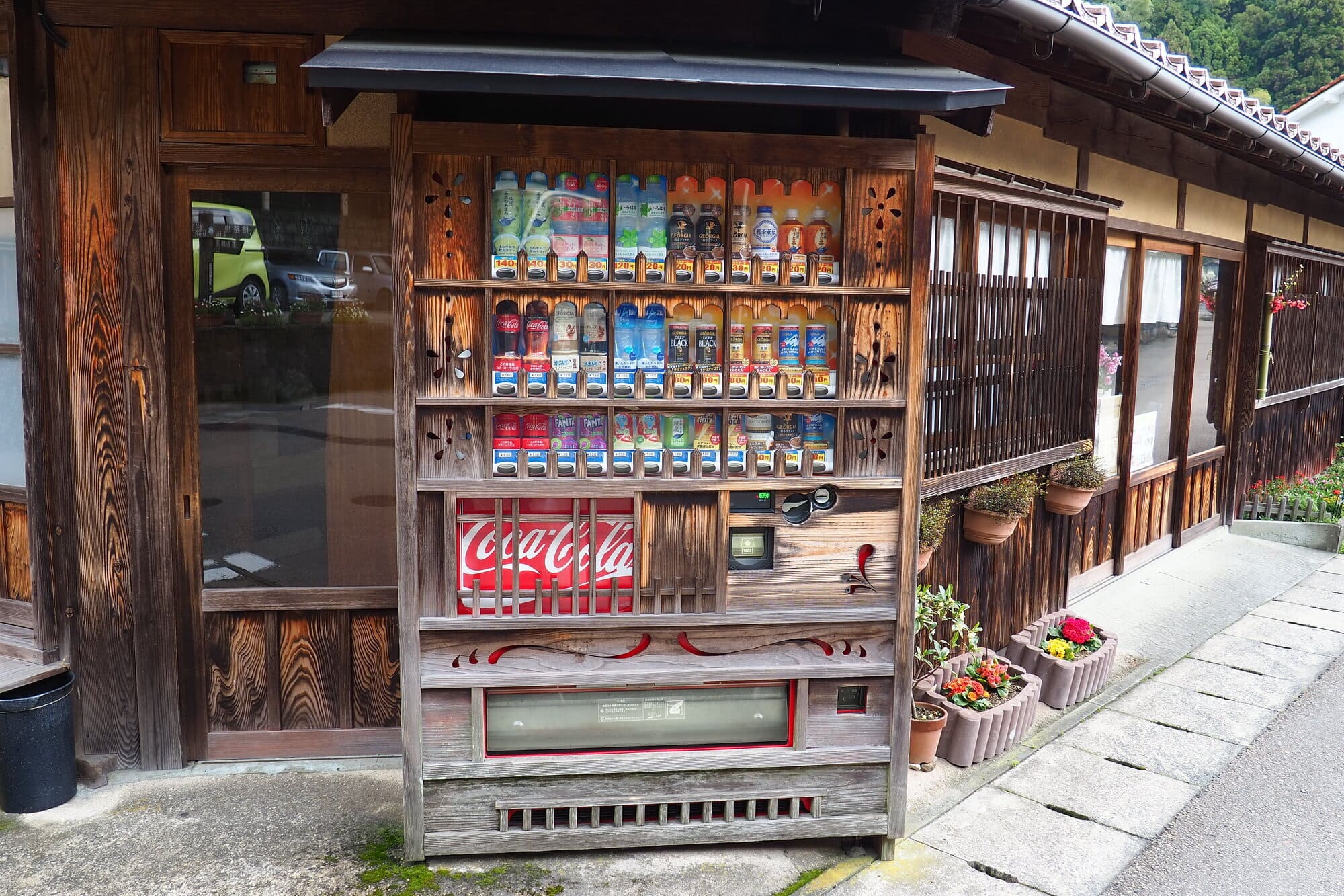 「80年代の日本の“自販機”、どんな感じ？」　海外SNSの投稿に「便利の象徴」「治安の良さは日本ならでは」など驚く反応が続々集まる | ライフスタイル ねとらぼ