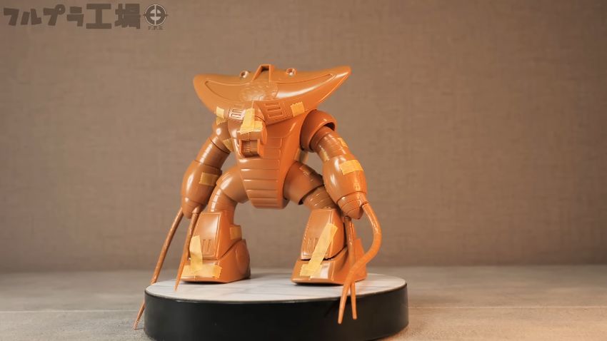 マスキングテープで仮組みしたアッグガイのキット