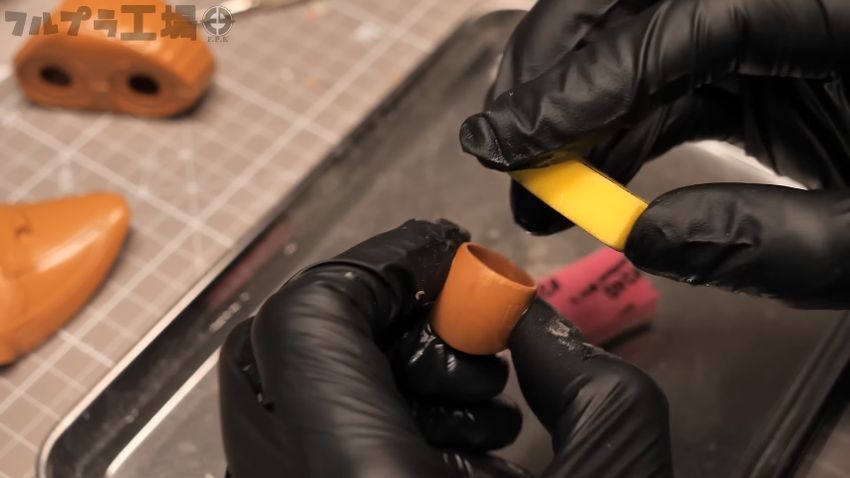 水を張った容器の上でパーツを削る様子