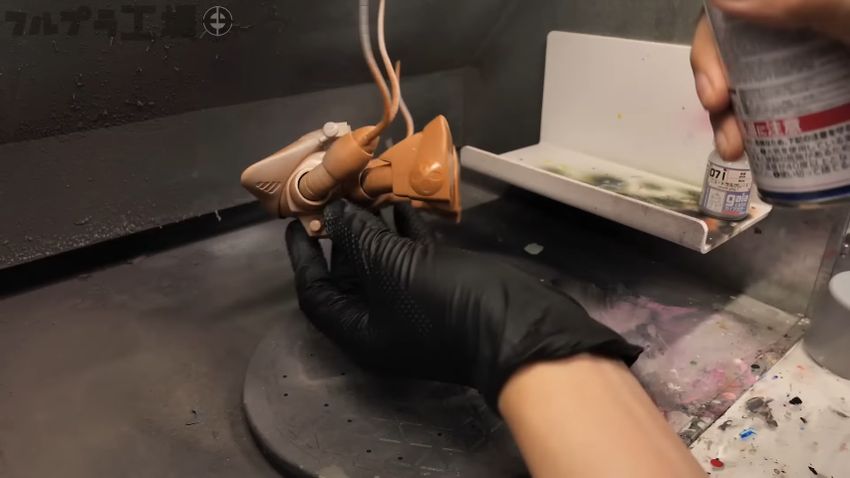 サーフェイサーを噴霧して茶色から灰色へ変化していくアッグガイのボディー