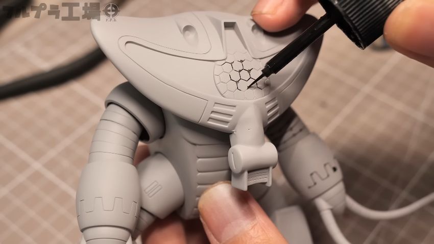 アッグガイの複眼に黒いペンでスミ入れ