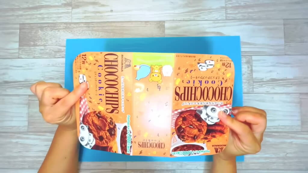 ポーチにする部分を箱から切り出す