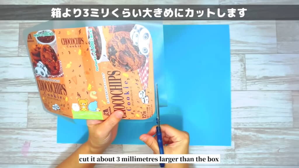 箱に貼ったシートをカット