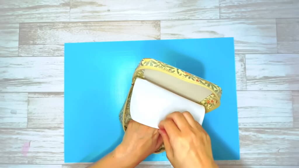 ポーチの内側に包装紙を貼る