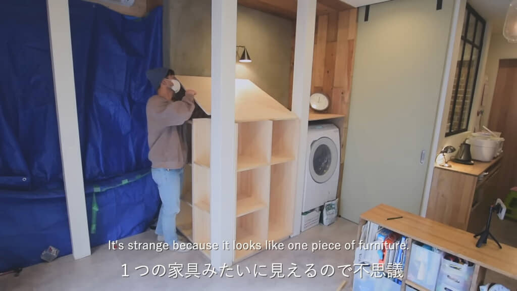 1枚の天板でまとまった家具のように見せます