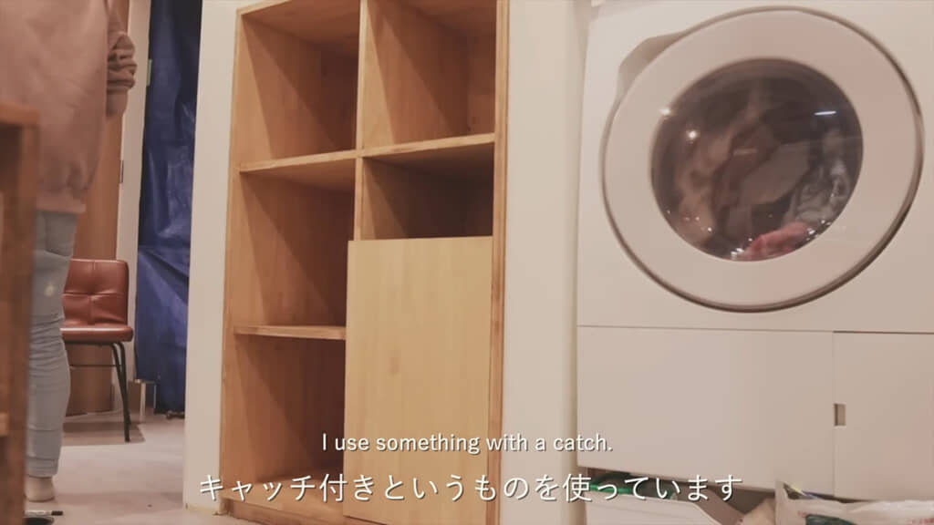 洗濯機の隣の棚に扉を設置