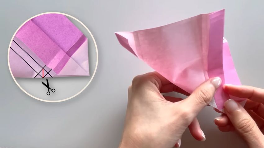 紙全体を斜めに折った状態で切り込みを入れる