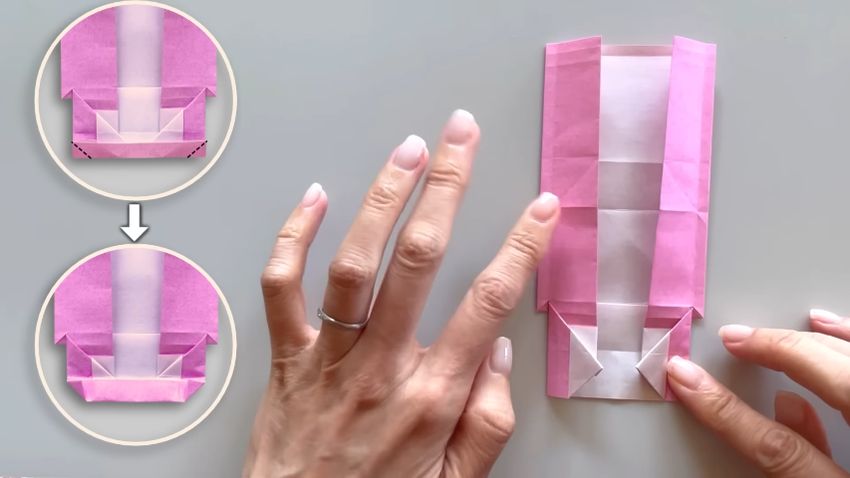 凸の字になった折り紙の端部を折る