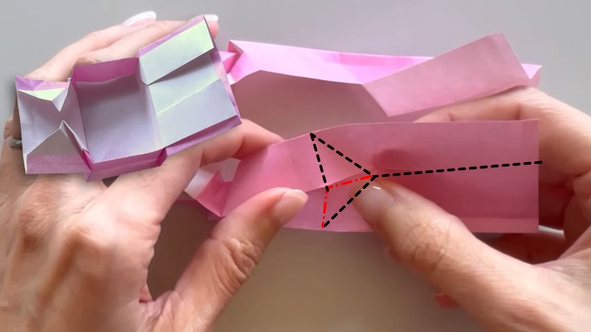 これまで付けた折り目に沿って箱の形へ変えていく