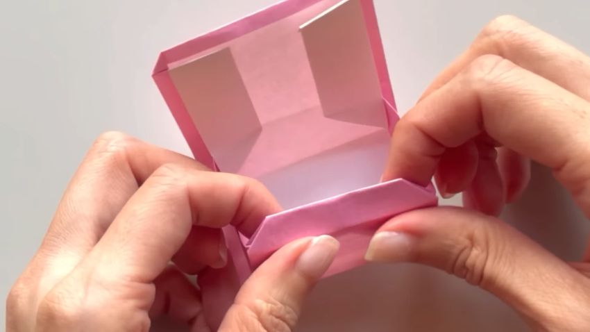 箱の形になっていく折り紙