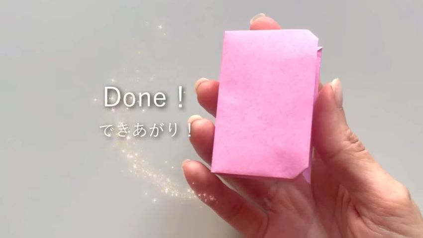 1枚の折り紙で作った本型の箱