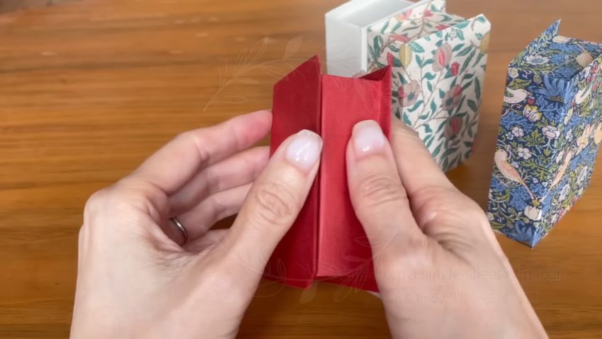 さまざまな紙で作られた本型の箱