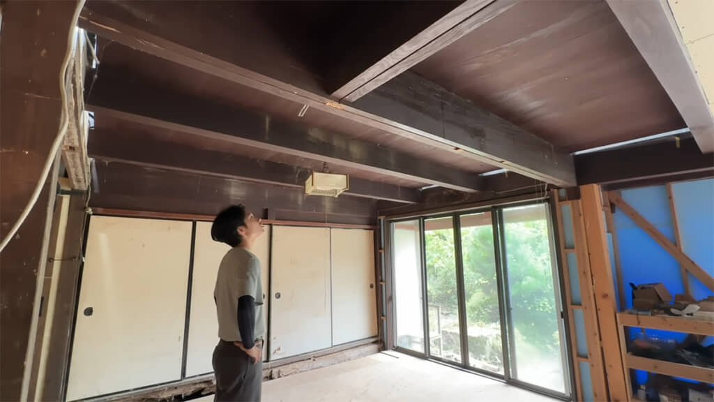 見上げている部分が吹き抜けになるとのこと