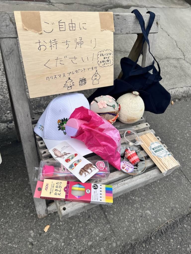 さまざまなアイテムが取りそろえられています。貼り出された板の言葉にもほっこり（画像提供：やまのうち ながれ／@yuki_0730_crazyさん）