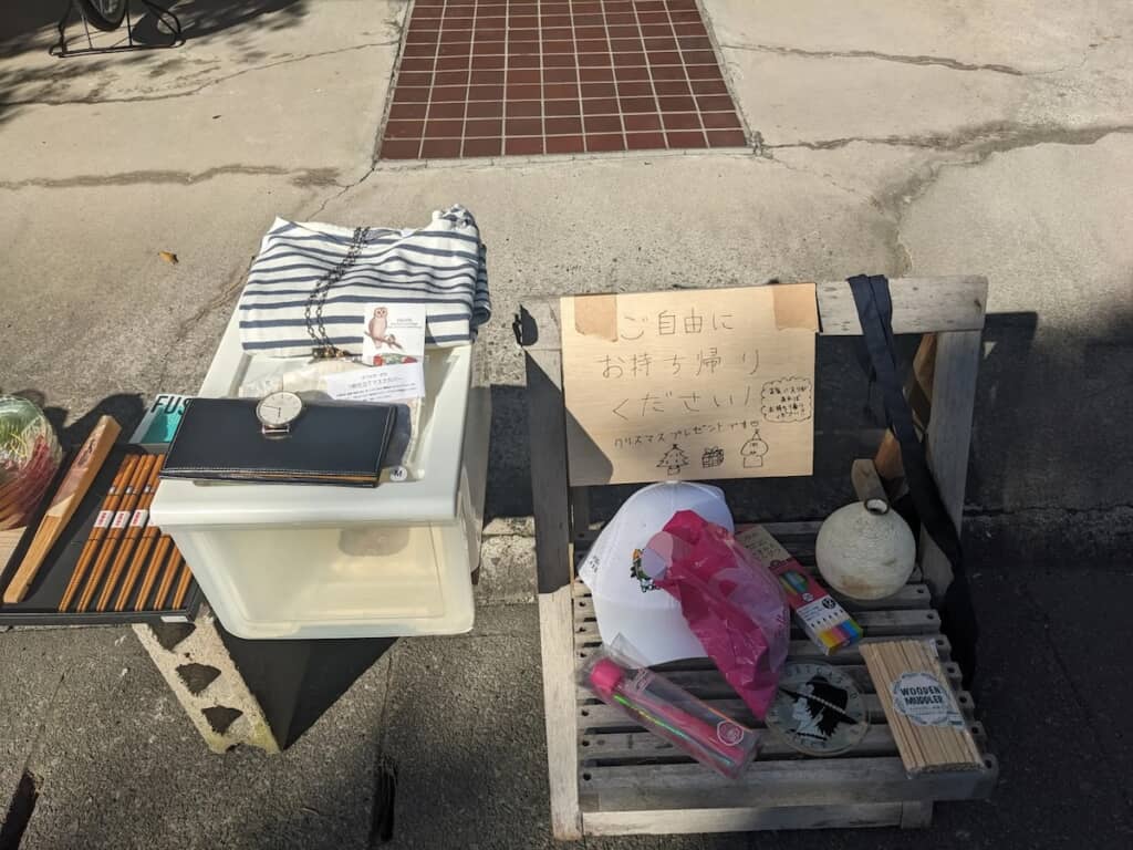 腕時計や財布など、他にもいろいろなものが出品されていたようです（画像提供：mizutamari／@hinagikumariさん）