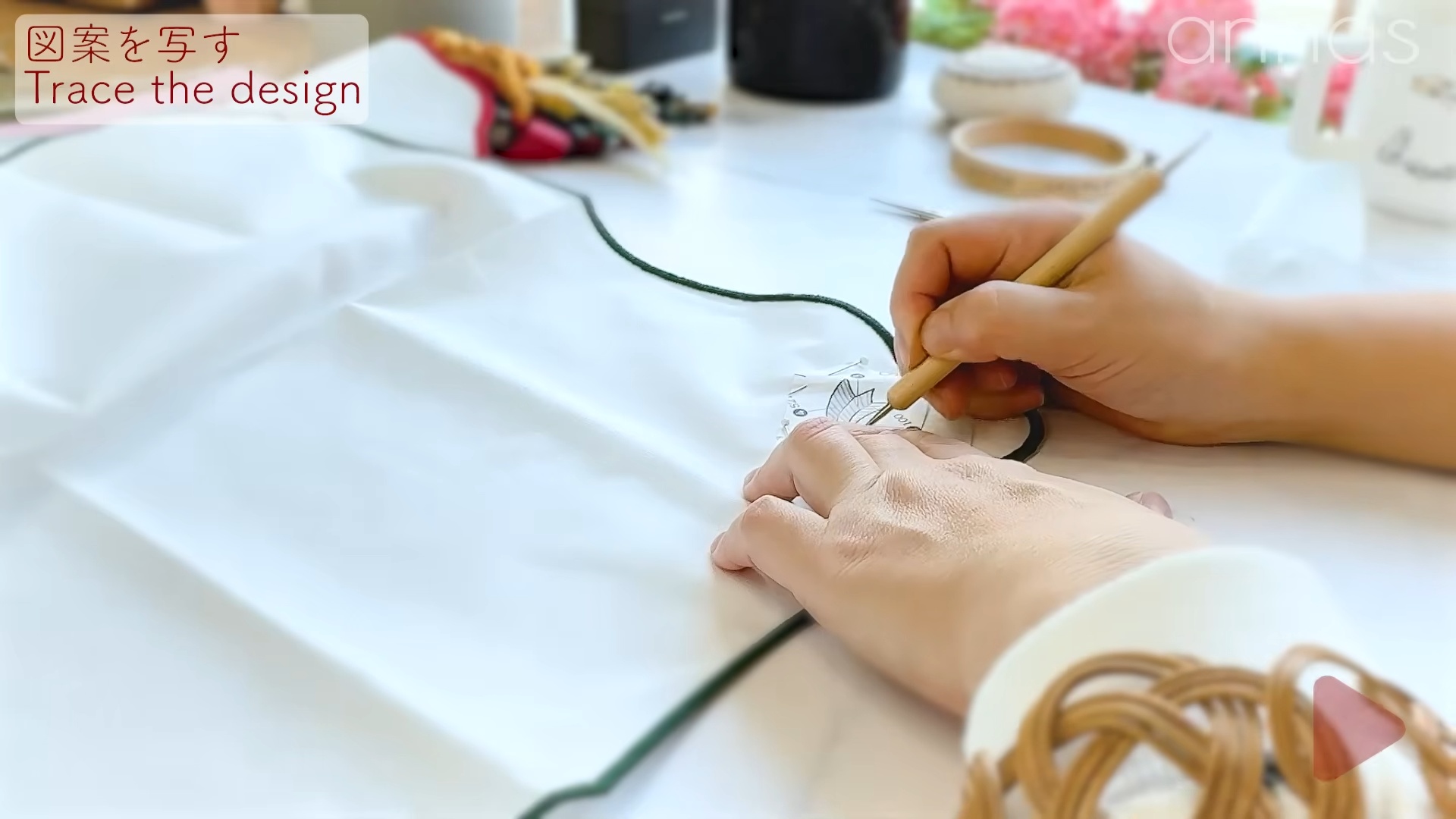 スリコのナプキンに“流れ星”を刺しゅうしていくと……　「美しい」うっとりするリメイク作品に「凄すぎます」（1/3） | ハンドメイド ねとらぼ