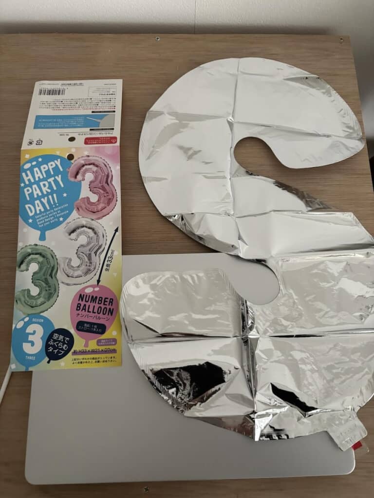 「3」と表示されたナンバーバルーンのパッケージと、「S」の形をしたバルーン
