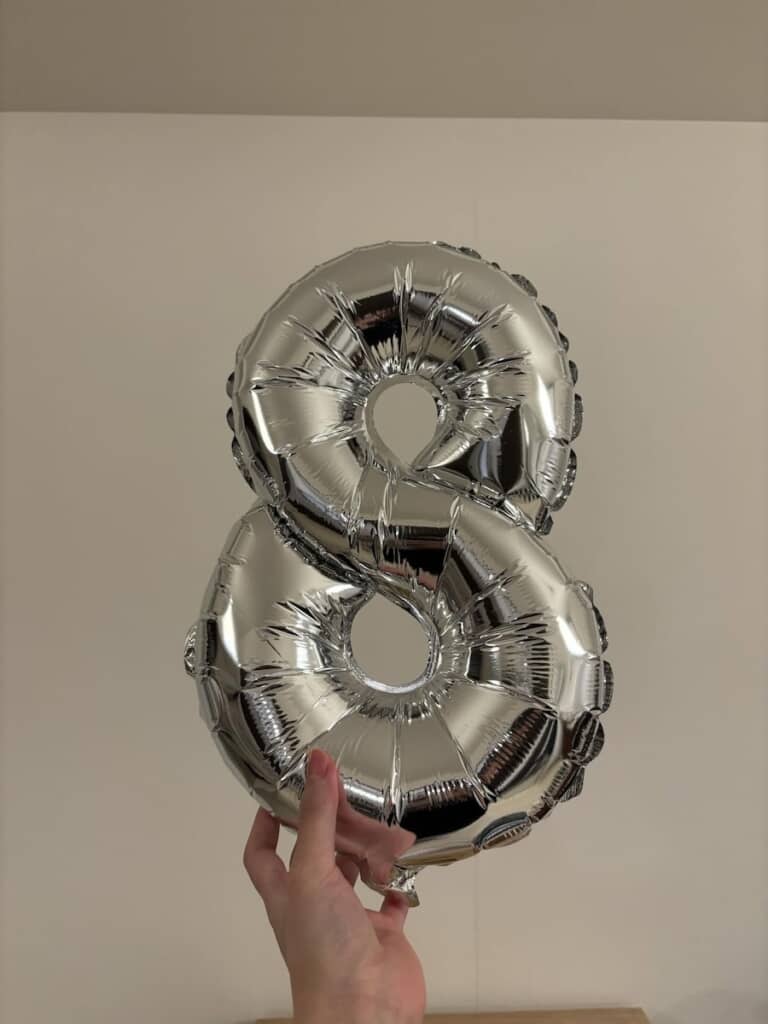 膨らませた結果、3でもSでもない「8」のバルーンが完成