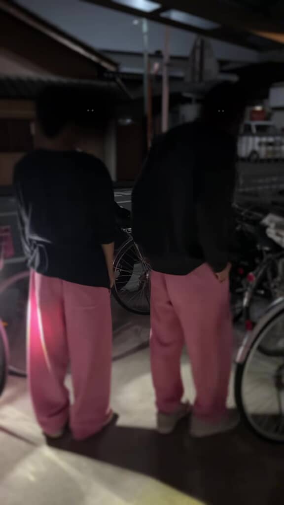 完成したピンク色のスウェットを履いているところ