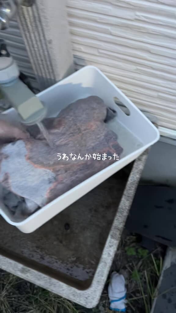 スウェットをブリーチに漬ける様子