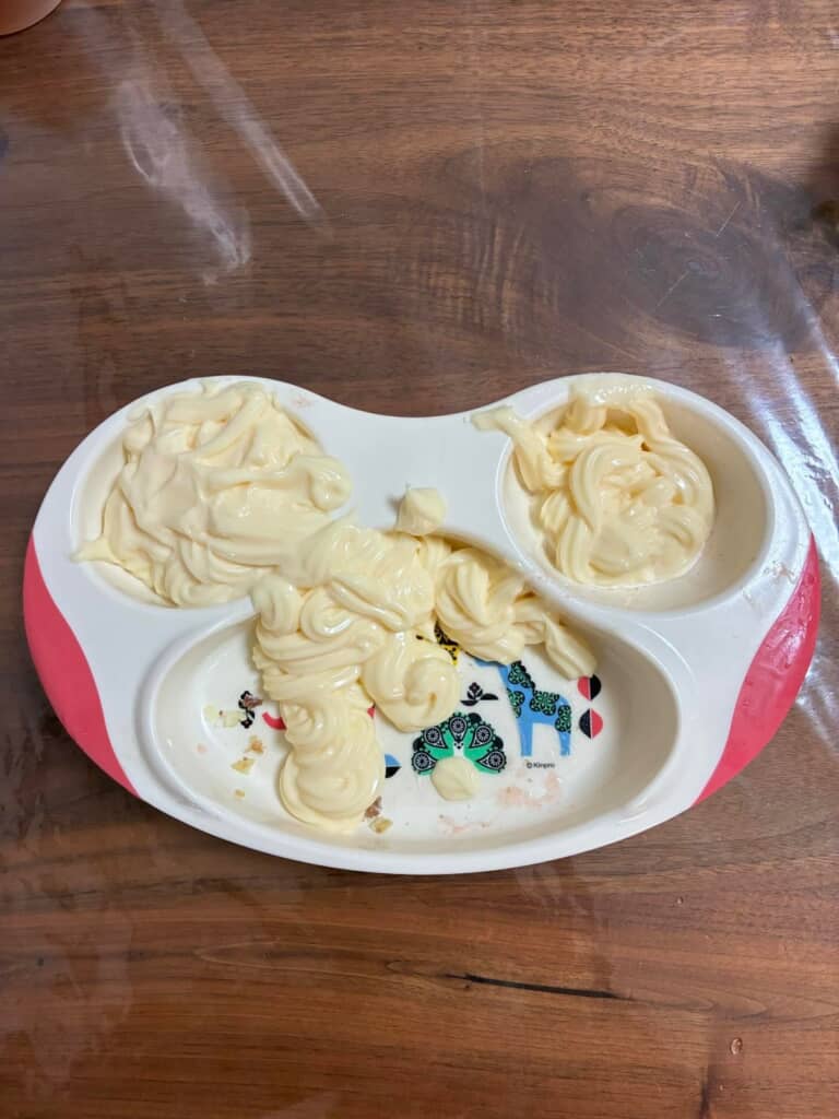 幼児用のプレートに大量のマヨネーズが搾り出されている