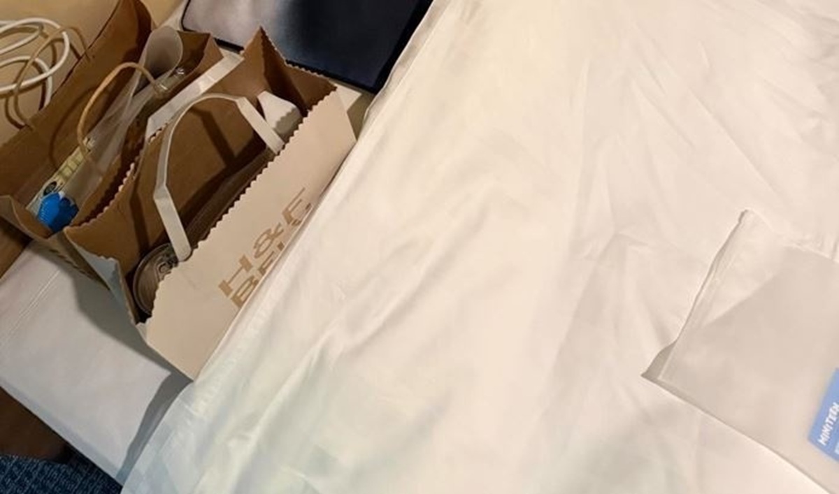 遠征中、ホテルに推しのグッズを置いて外出→戻ってふと見ると……　まさかの光景に「わー」「最高すぎる」「朝から笑い転げました」（1/3） | ライフスタイル ねとらぼ