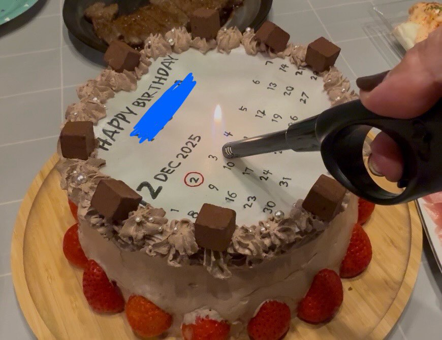 チョコケーキにカレンダーが埋め込まている？