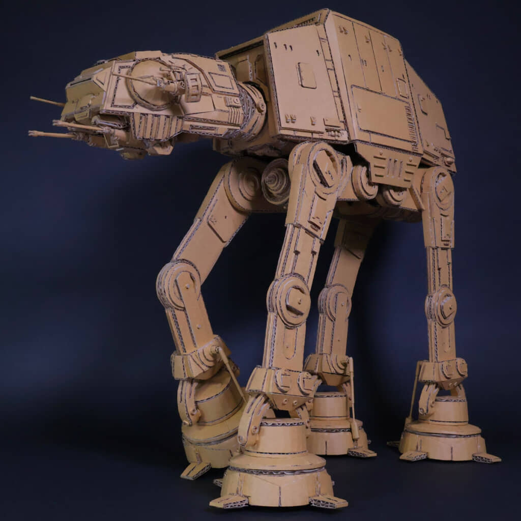 帝国軍の四足歩行兵器「AT-AT」。段ボールなのに、今にも動き出しそう……！