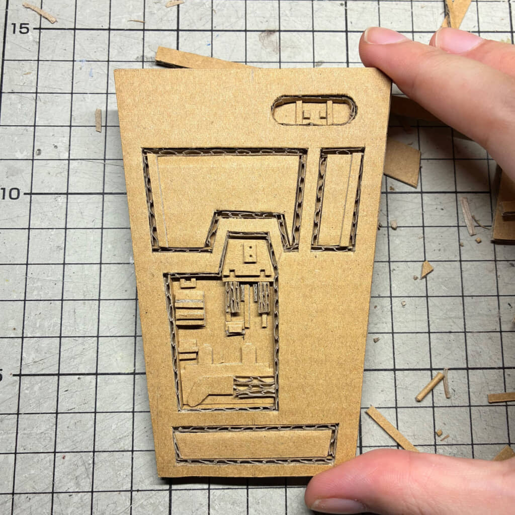 切り開いた部分に細かい段ボール片を埋めてディテールを表現