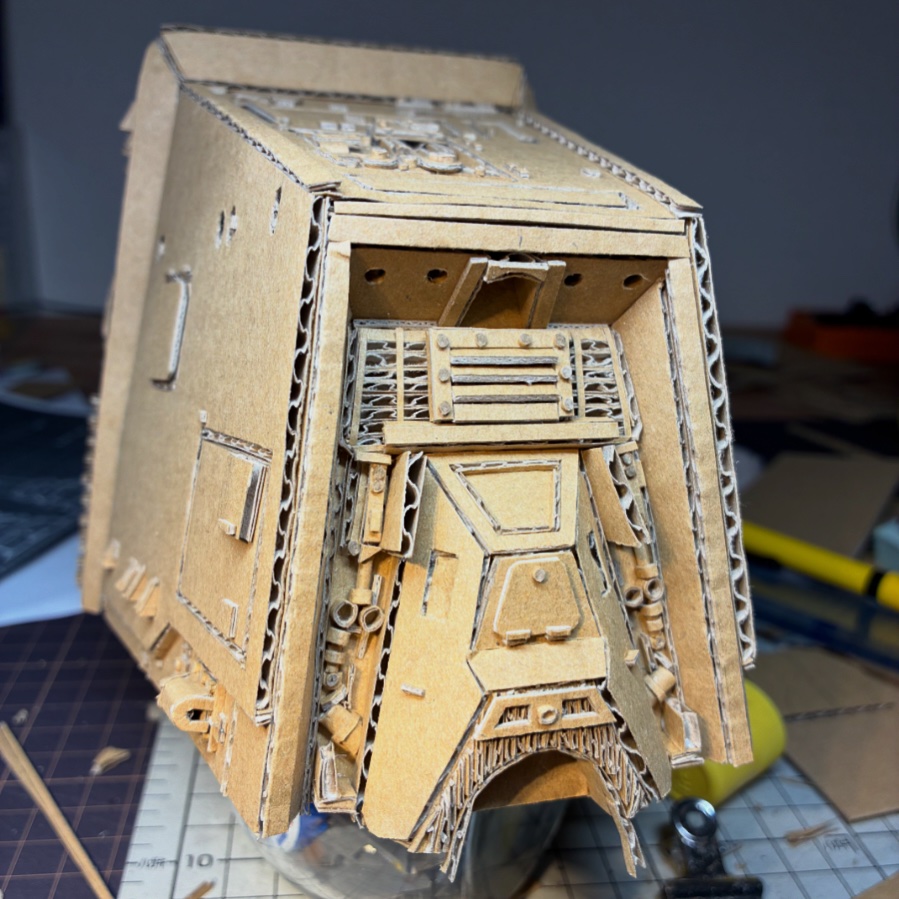 細かく切った段ボールが、スター・ウォーズメカの特徴的な凹凸に